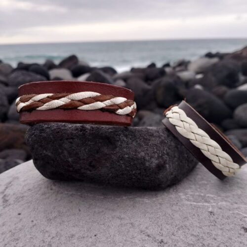 Pulsera con trenzado de cuero