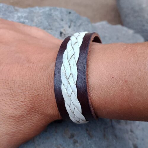 Pulsera con trenzado de cuero