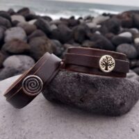 Pulsera de cuero con símbolos