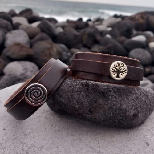 Pulsera de cuero con símbolos