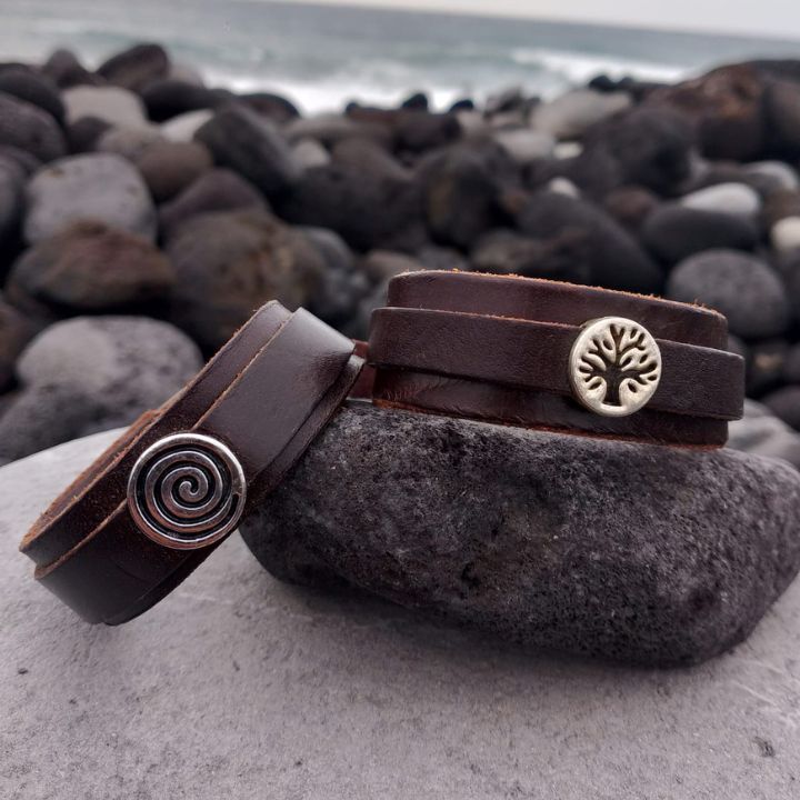 Pulsera de cuero con símbolos
