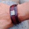 Pulsera de cuero con símbolos
