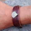 Pulsera de cuero con símbolos