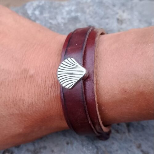 Pulsera de cuero con símbolos
