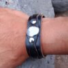 Pulsera de cuero con símbolos