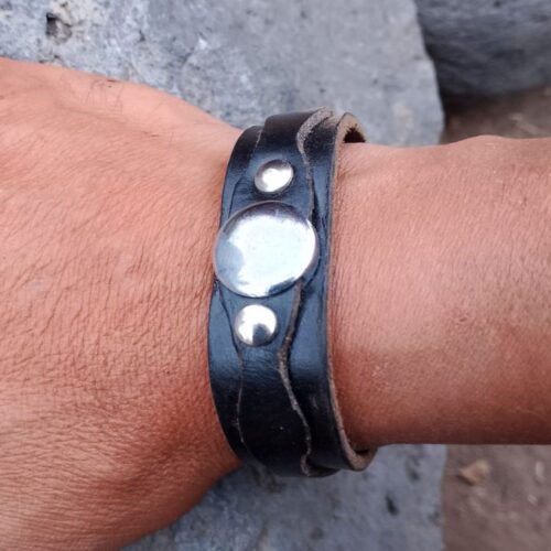 Pulsera de cuero con símbolos