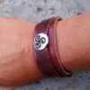 Pulsera de cuero con símbolos