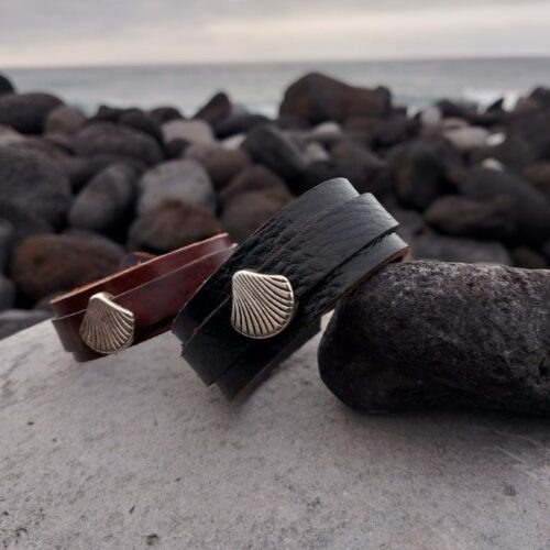 Pulsera de cuero con símbolos