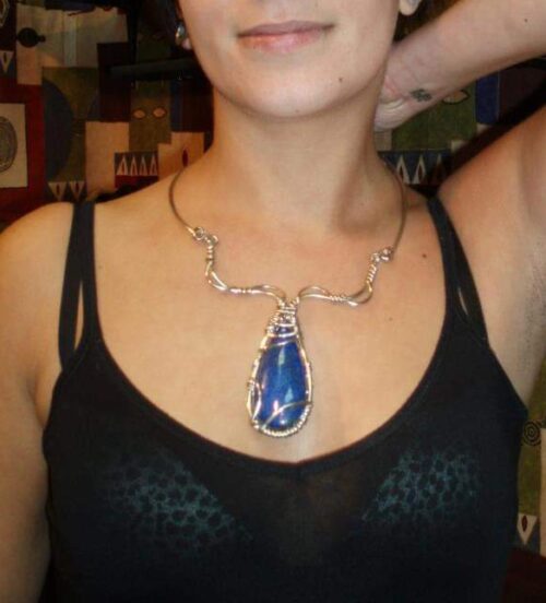 Collar élfico con lagrima de lapislázuli