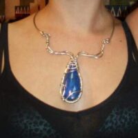 Collar élfico con lagrima de lapislázuli