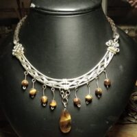 Collar trenzado con espirales y ojo de tigre