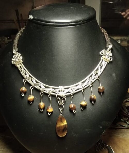 Collar trenzado con espirales y ojo de tigre