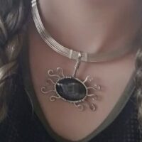 Collar de 6 tiras con sol abstracto