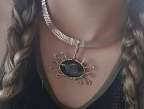 Collar de 6 tiras con sol abstracto