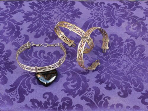 Pulsera plateada con cenefa trenzada