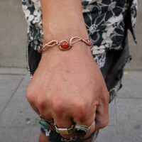 Pulsera de cobre con detalles y piedra