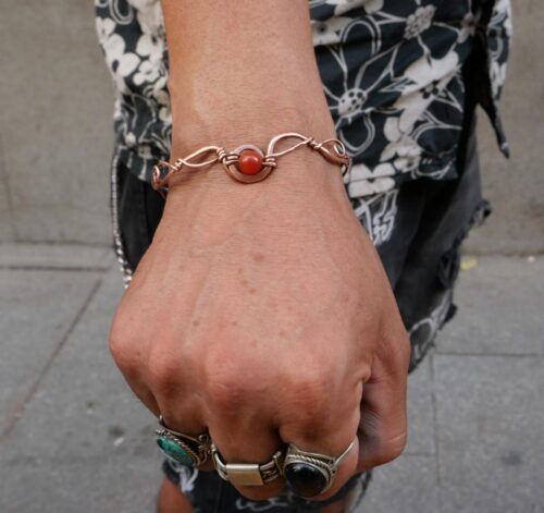 Pulsera de cobre con detalles y piedra