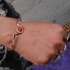 Pulsera de cobre con detalles y piedra