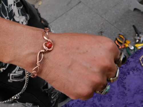Pulsera de cobre con detalles y piedra