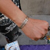 Pulsera plateada con cenefa trenzada